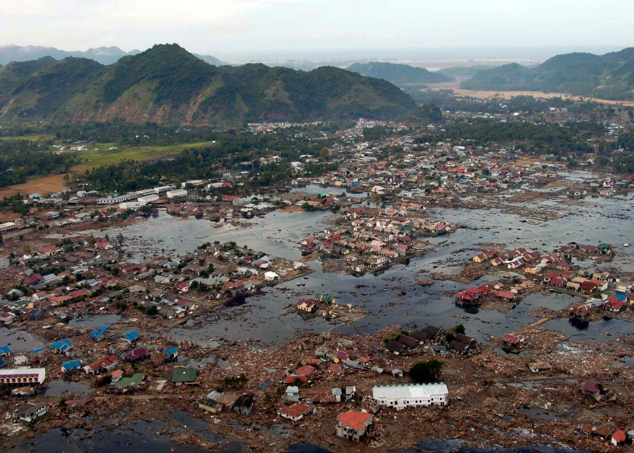 /post/20170223-fake-news-einstein-vs-professor/us_navy_050102-n-9593m-040_a_village_near_the_coast_of_sumatra_lays_in_ruin_after_the_tsunami_that_struck_south_east_asia.jpg